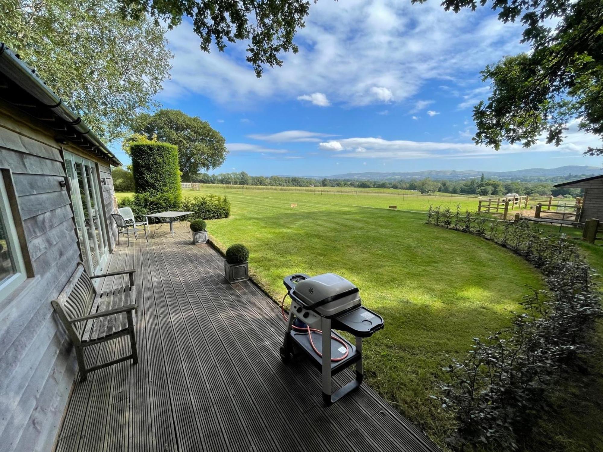 Stunning Cabin With Incredible Views Near Goodwood Rogate المظهر الخارجي الصورة